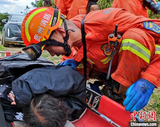 图为消防员成功营救被困驴友。　绥阳县消防救援大队 供图