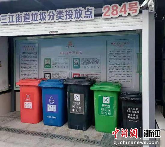 金华开发区三江街道垃圾分类投放点设置了废弃口罩专用收集桶。  孙妍嫔 摄