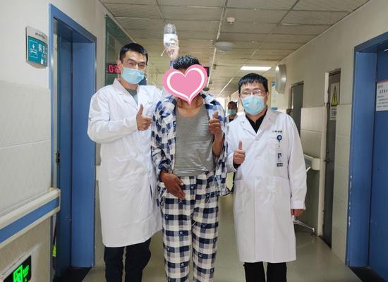 杭州富阳援川医生与患者。  受访者 供图