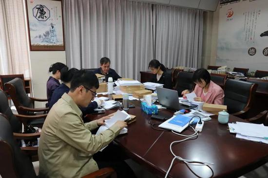 市财政干部开展内控建设检查 供图