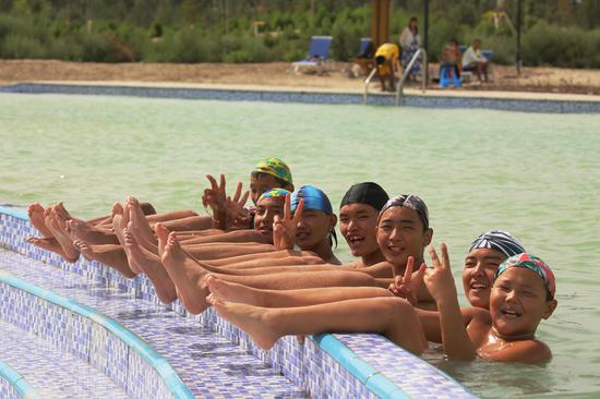 新疆和硕县滨河景观带露天游泳池内孩子正在游泳 苏强摄