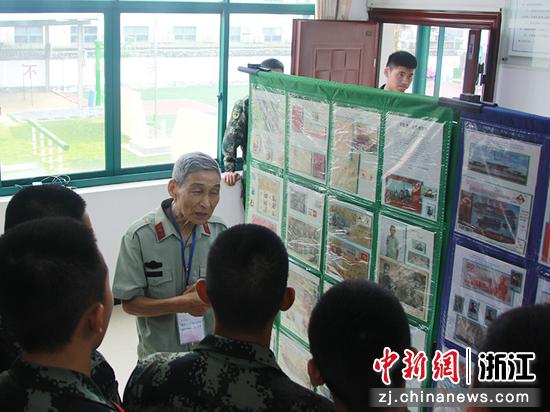 傅良生跟官兵讲述邮票背后的故事。罗浩东 摄