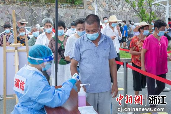 实战演练现场，民众接受体温测量。曹政 摄
