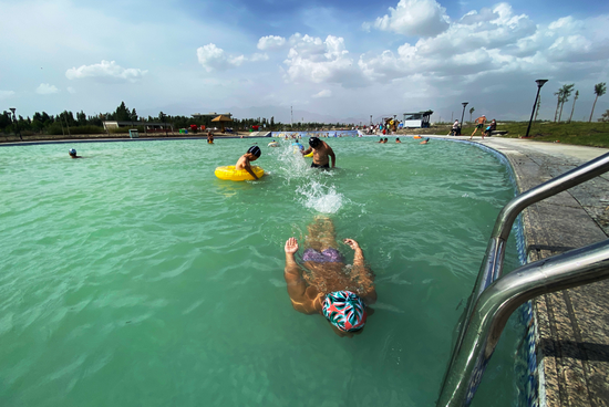 新疆和硕县滨河景观带露天游泳池 苏强摄