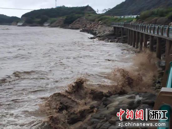 台风“烟花”登陆前的浙江某海域。王逸飞 摄