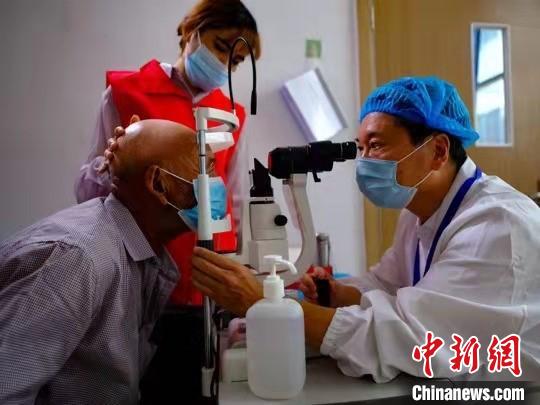多位上海眼科专家 为眼病频发的巴楚老人们送光明。　“慈善光明行”组委会供图
