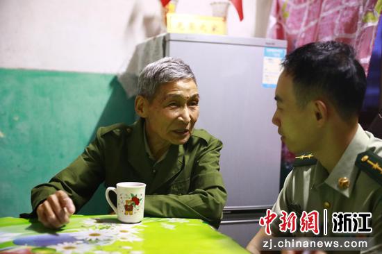 傅良生跟官兵回忆当兵时的故事。李搏 摄