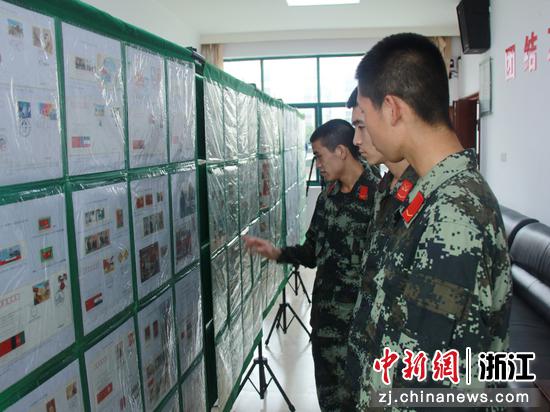 官兵观看邮票展板。罗浩东 摄
