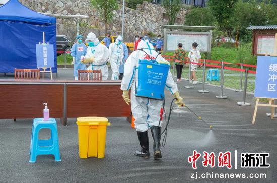 在曹宅镇举行的金东区大规模人群全员新冠病毒核酸检测实战演练。曹政 摄