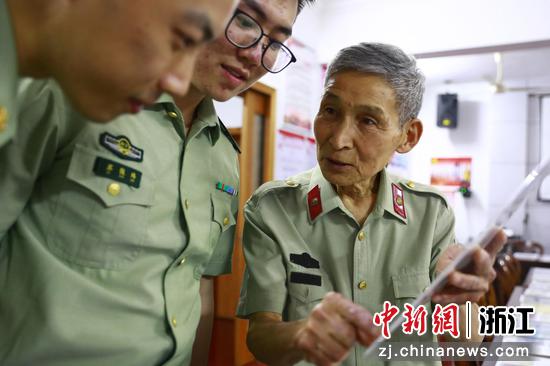 傅良生跟官兵讲述邮票背后的故事。李搏 摄