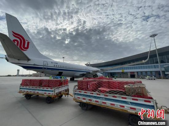 8月10日18时55分，随着满载5吨“504蟠桃”的CA1250航班从新疆库尔勒机场飞往北京首都。　孟晓雨　摄