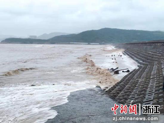 台风“烟花”登陆前的浙江某海域。王逸飞 摄
