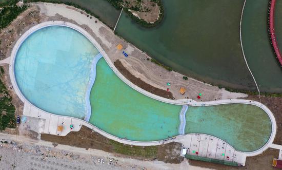 新疆和硕县滨河景观带露天游泳池航拍 苏强摄