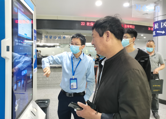 市人力社保局引导办事群众操作“清单服务线上点单平台” 供图