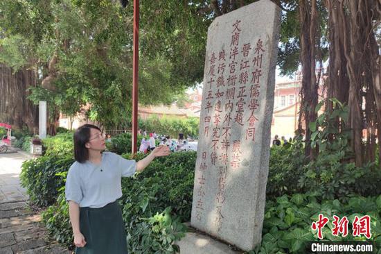 泉州学研究学者、黎明职业大学教师李双幼对泉州府文庙的每一个碑刻都了如指掌。　吴冠标 摄