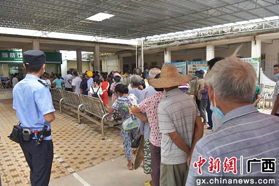 在合浦县公馆镇中心卫生院，许多老人陆续接种。林启波 摄