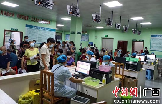 民众在合浦县石康镇中心卫生院接种疫苗。