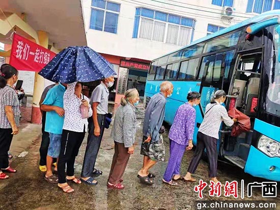 合浦县在党江镇沙冲村，村民排队上车去接种疫苗。合浦县委宣传部供图