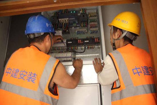 新疆医科大学学生会堂机电、消防等工程安装已基本完成。图为工人们施工的场景。