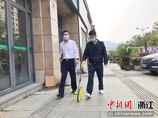 景宁县烟草专卖局工作人员为群众提供预勘验服务。王艳 摄