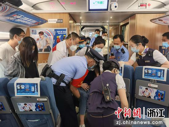 乘务组共同助女乘客下车。杭州客运段供图