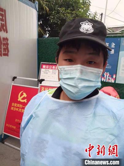 刚刚从学校毕业的河南小伙李成交，没想到第一次到南京就遇上了“大事”。　被采访人供图