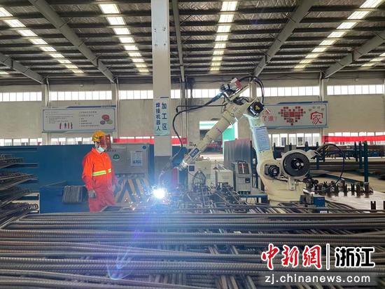 浙江交工杭绍甬高速杭绍段项目焊接机器人加工。苏婷 摄