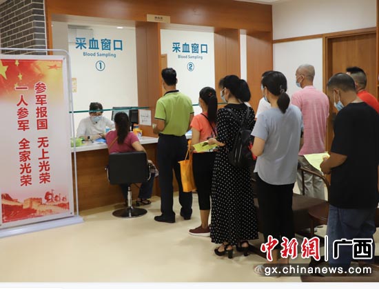 参加体检的军人父母有序排队进行抽血检查。