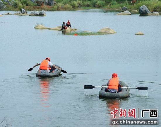 图为应急救援队员用橡皮艇对被洪水围困人员进行施救 潘志安 摄