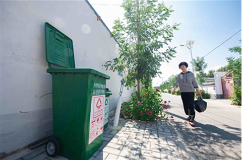 吉木萨尔县北庭镇西上湖村里安放了环保垃圾箱。 本报记者 何龙 摄