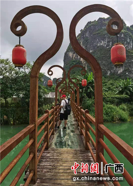 且倚长廊摄绿波。郭小平 摄