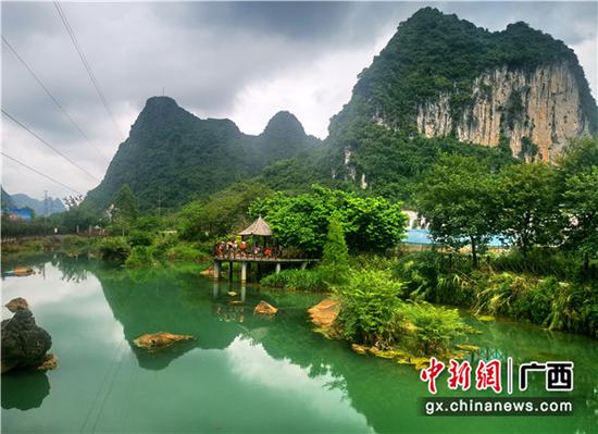 天光云影共徘徊。周家志 摄