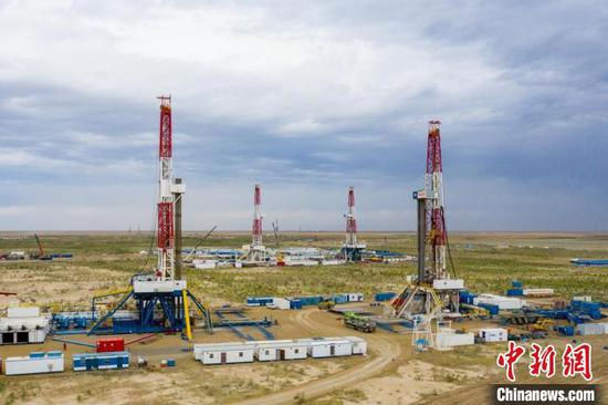 新疆油田金龙井区12支钻井队全力开钻。　张昀 　摄
