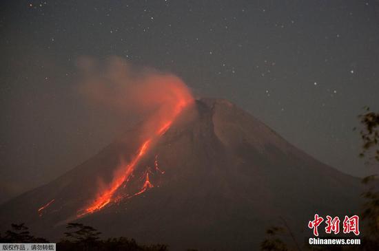 当地时间8月16日，印度尼西亚默拉皮火山喷发出的岩浆映红夜空。据报道，默拉皮火山在15日再次喷发，有岩浆从山坡上倾泻而下。
