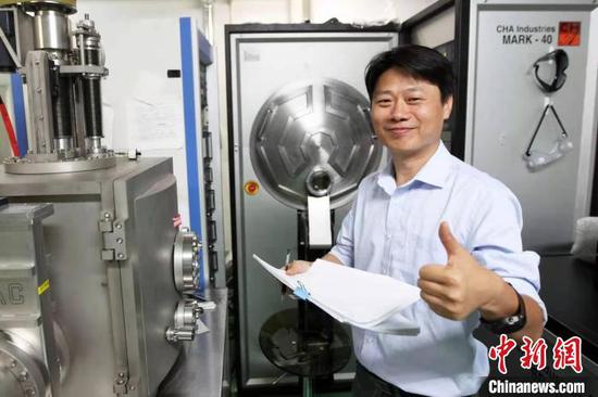 中国科学技术大学教授郭国平在实验室。　受访人供图