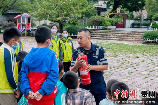 图为吴雨峰队长向同学们近距离展示灭火器压力表指针。 劳业铭 摄