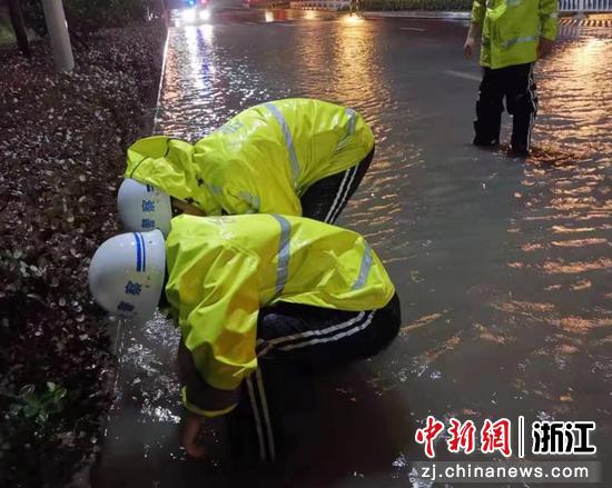 台州交警疏通下水道  台州交警供图