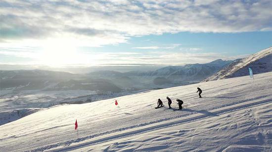 助力冬奥 造势冰雪运动 新疆阿勒泰地区三雪场一卡通滑