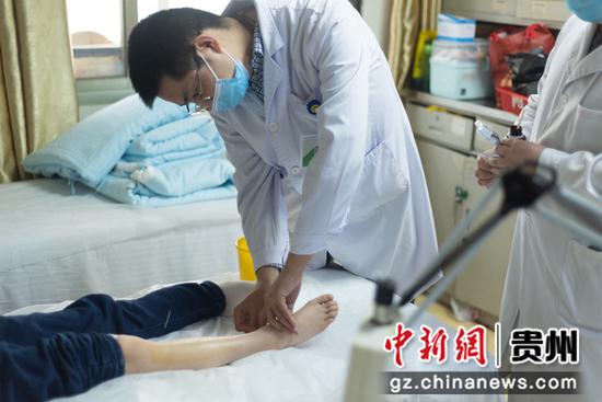 杨硕医生在给病人进行诊治  唐哲 摄