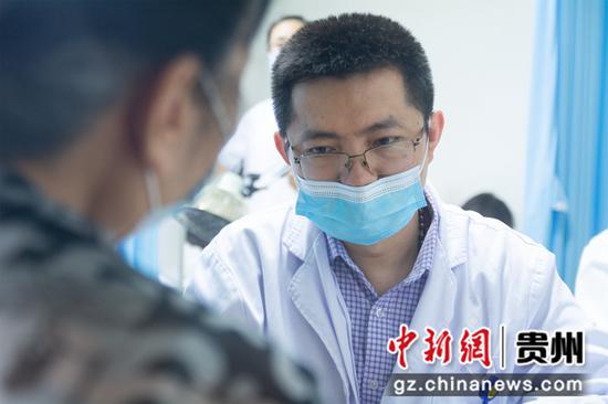 杨硕医生在为病人进行诊疗  唐哲 摄