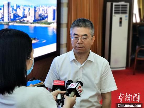 长沙市市场监管局局长张庆和接受记者采访。　向一鹏 摄