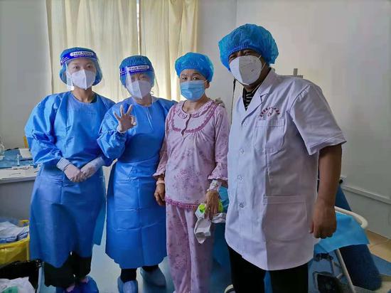 图为新疆医科大学第八附属医院呼吸与危重症医学科主任哈力木拉提·艾木肉拉（右一）、自治区第五人民医院呼吸科主任邱岚（右三）、专科护士及某位患者合影。