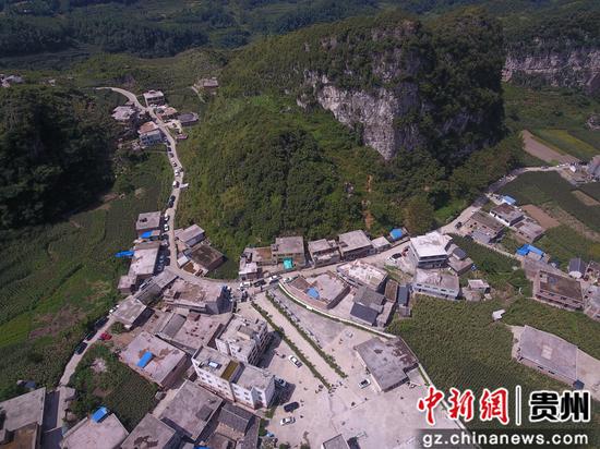 8月21日，在贵州省七星关区朱昌镇发启村，民兵在一受损民房救援。王庆泽 摄