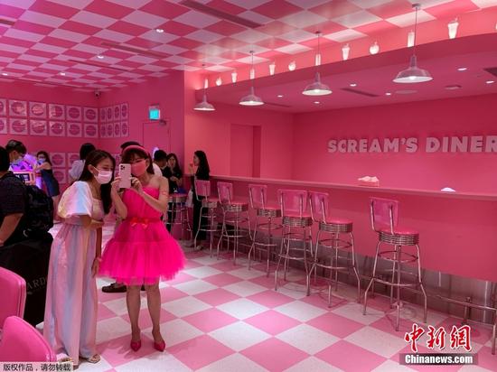 当地时间8月19日，冰淇淋博物馆在新加坡开幕，展览以童年的欢乐冰淇凌为主线，有不同的主题房间可以满足游客尽情打卡拍照。