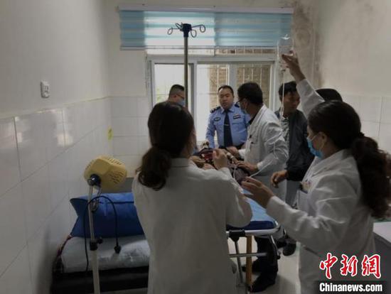 民警帮助长湾村五组村民将昏迷的张秀兰及时送到落别乡卫生院，使张秀兰得到及时治疗。　落别乡派出所供图