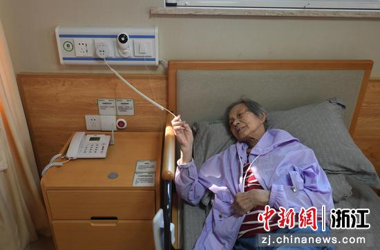 一位老人在养老服务中心体验配备紧急呼救、红外监测等功能的养老床位。  王刚 摄