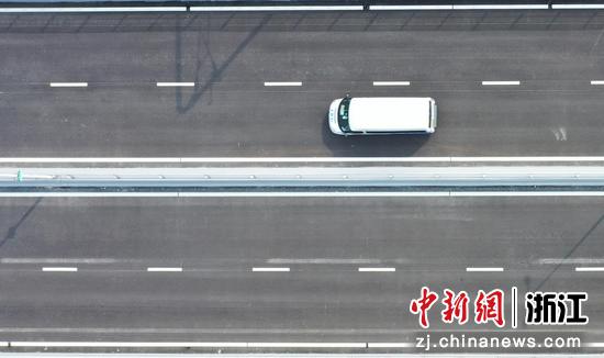 车辆行驶在钱江二桥公路上。（无人机照）  王刚 摄