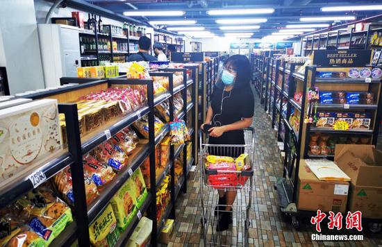 当地时间8月22日是马尼拉“隔离”等级降为“修订版加强社区隔离”(MECQ)后首个周日，政府允许商场适度恢复营业。图为马尼拉CBD马卡蒂绿带商圈，华人在一家中国进口副食品超市选购。 中新社记者 关向东 摄
