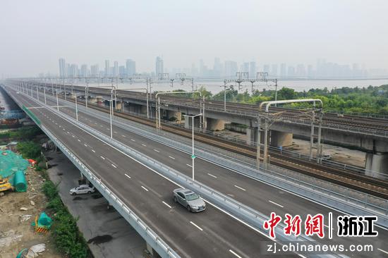 车辆行驶在钱江二桥公路上。（无人机照）  王刚 摄