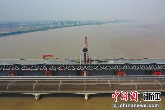 钱江二桥公路、铁路与钱塘江新建大桥横亘钱塘江上。（无人机照）  王刚 摄